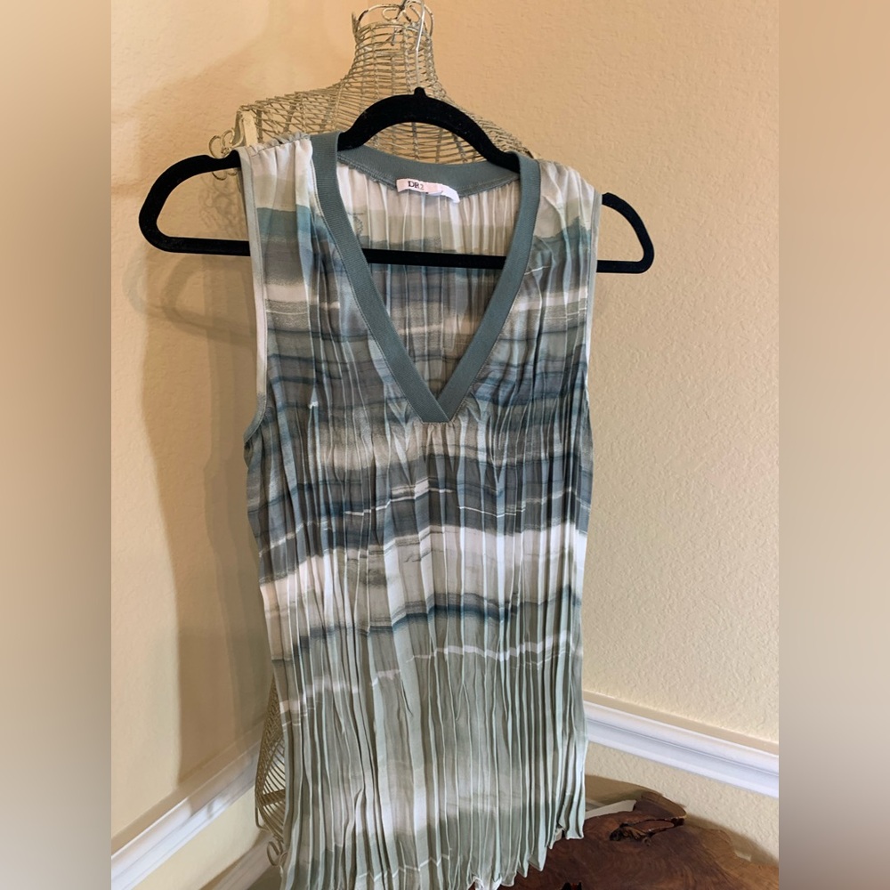DR2 Sleeveless V-Neck Tank Top‎ - Green and Gray Stripes